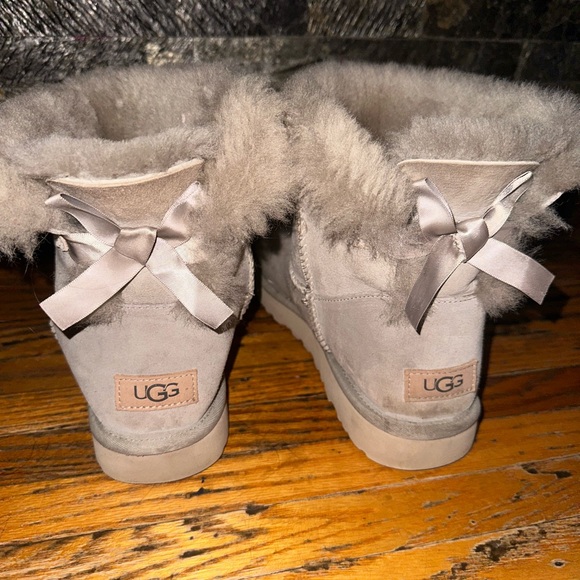 Light grey Ugg minis with bow on the back  US women’s 9 - Picture 2 of 4